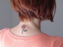 kobieta z tatuażem na szyi